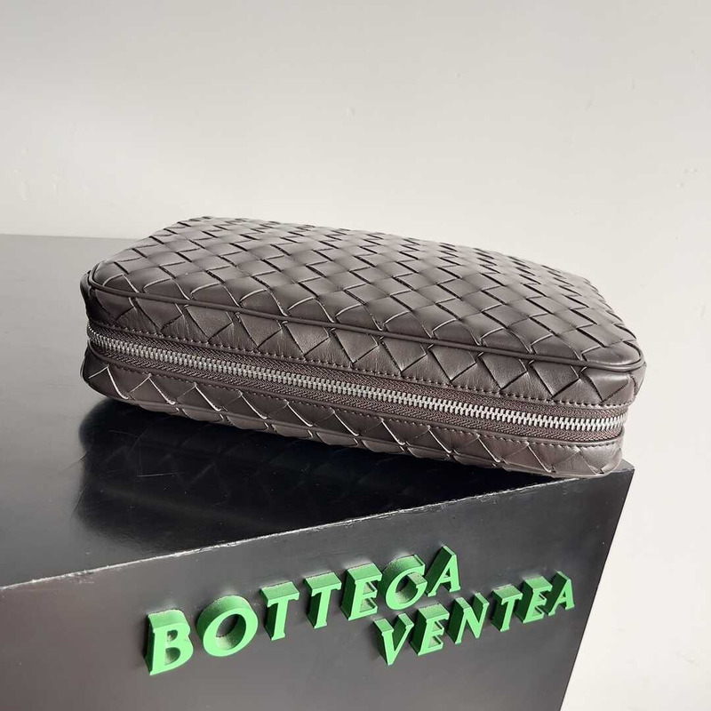 Bo*te*ga ve*ne*ta getaway document case in fondant