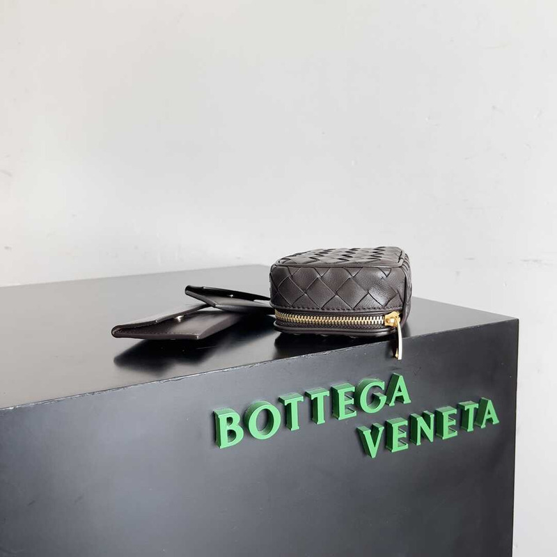 Bo*te*ga ve*ne*ta intrecciato beauty pouch dark brown