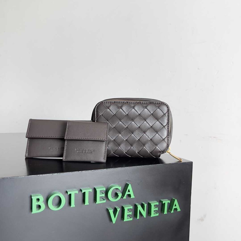 Bo*te*ga ve*ne*ta intrecciato beauty pouch dark brown