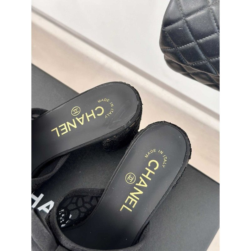 Ch*el interlocking cc logo slides