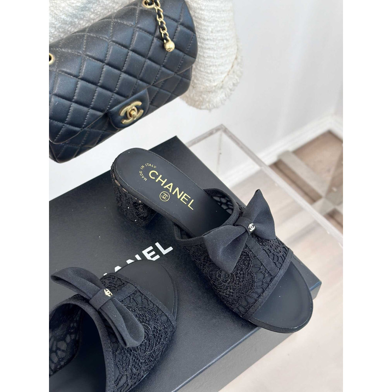 Ch*el interlocking cc logo slides