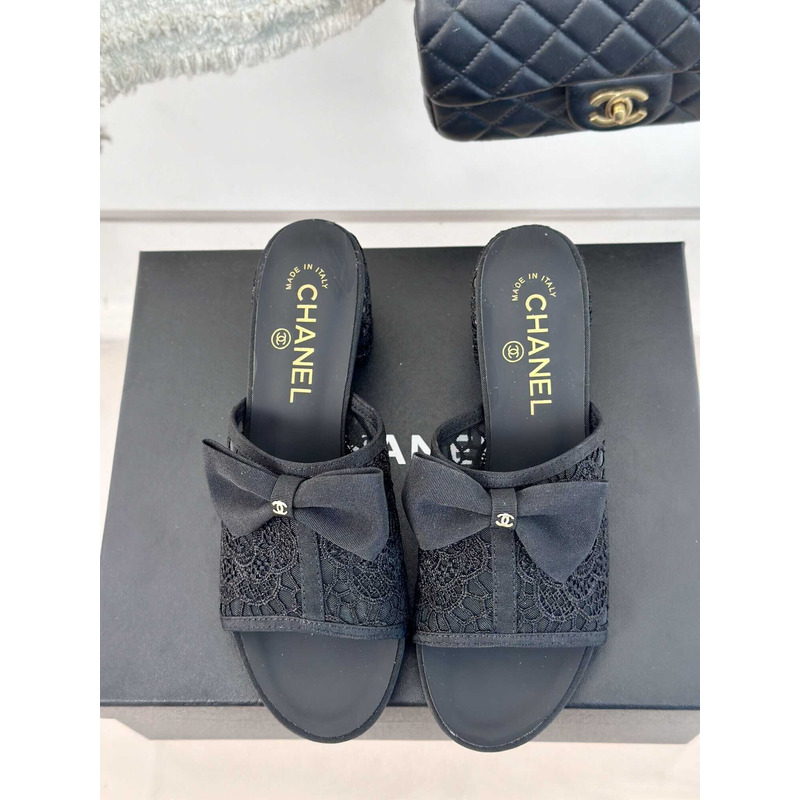 Ch*el interlocking cc logo slides