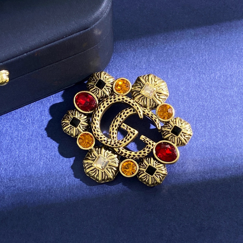 G*u*i gg brootch brooch with crystal  aging gold