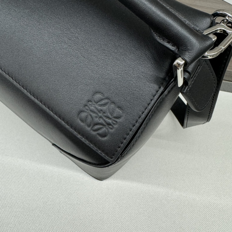 Loewe Puzzle bag in Classic Calfskin Black