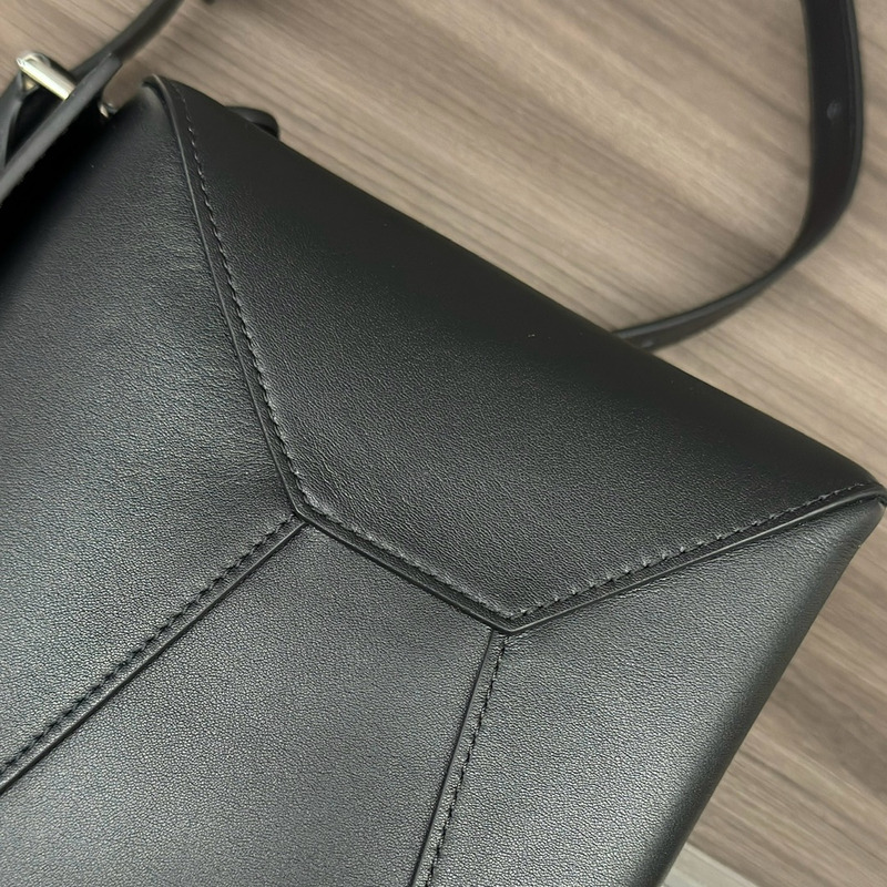 Loewe Puzzle bag in Classic Calfskin Black