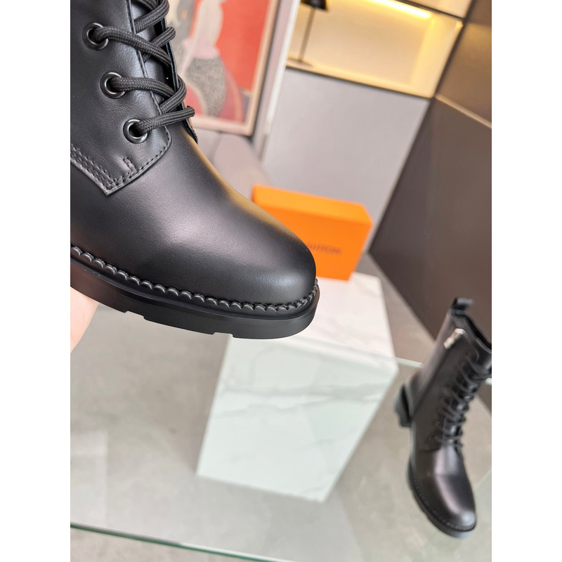 l**is V*t*n ankle boots black