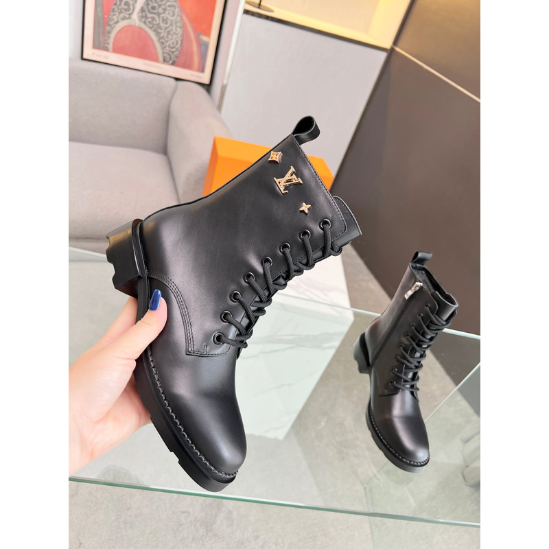 l**is V*t*n ankle boots black