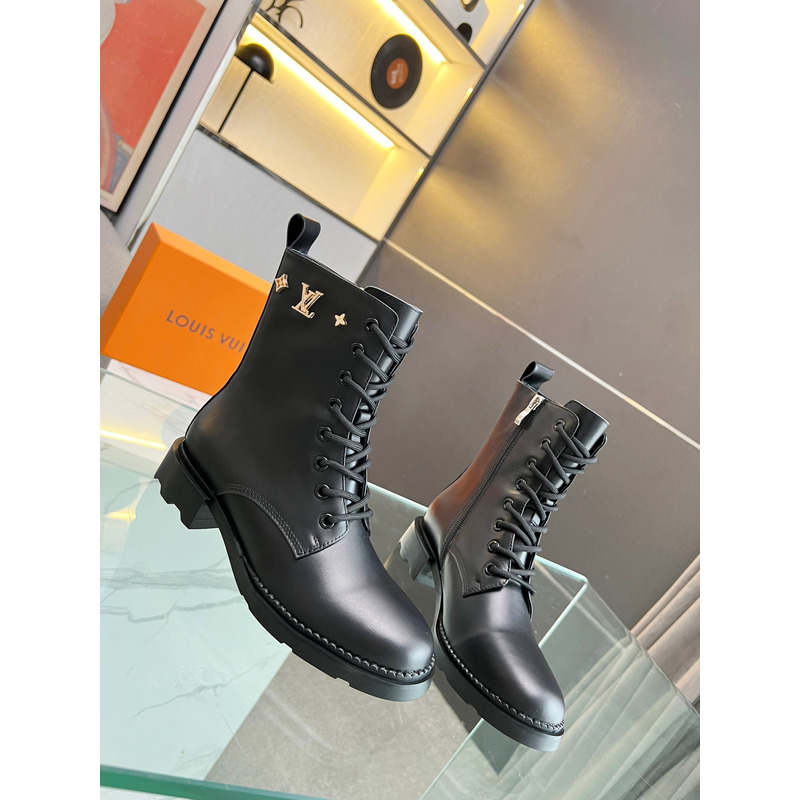 l**is V*t*n ankle boots black