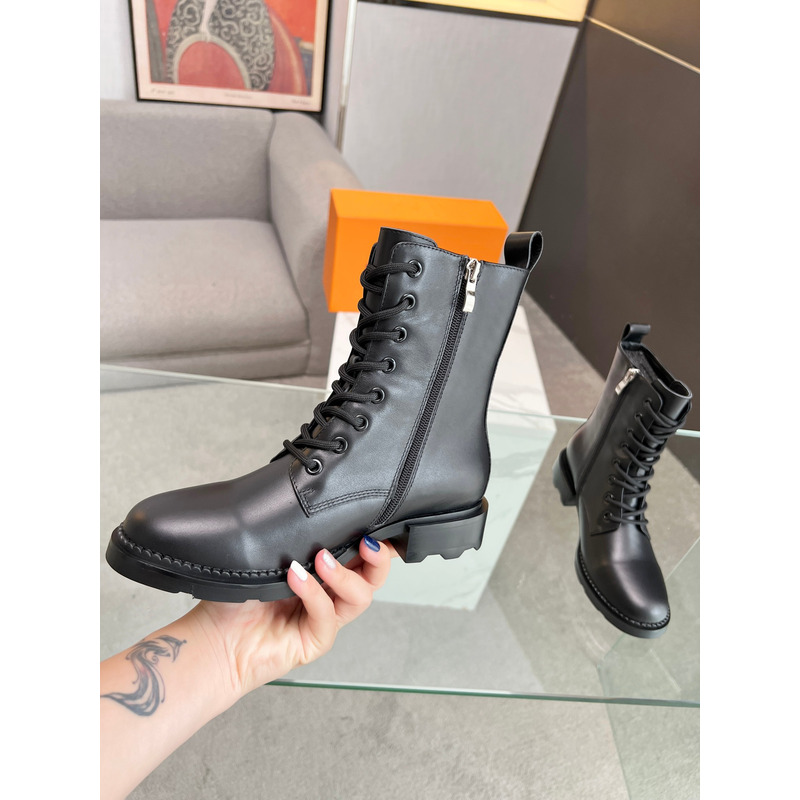 l**is V*t*n ankle boots black