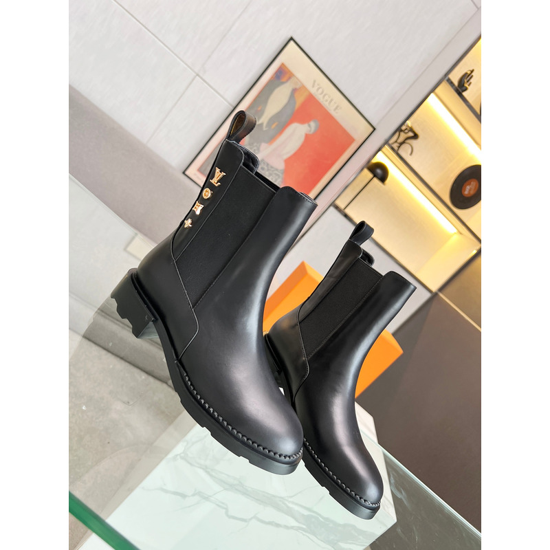 l**is V*t*n ankle boots black