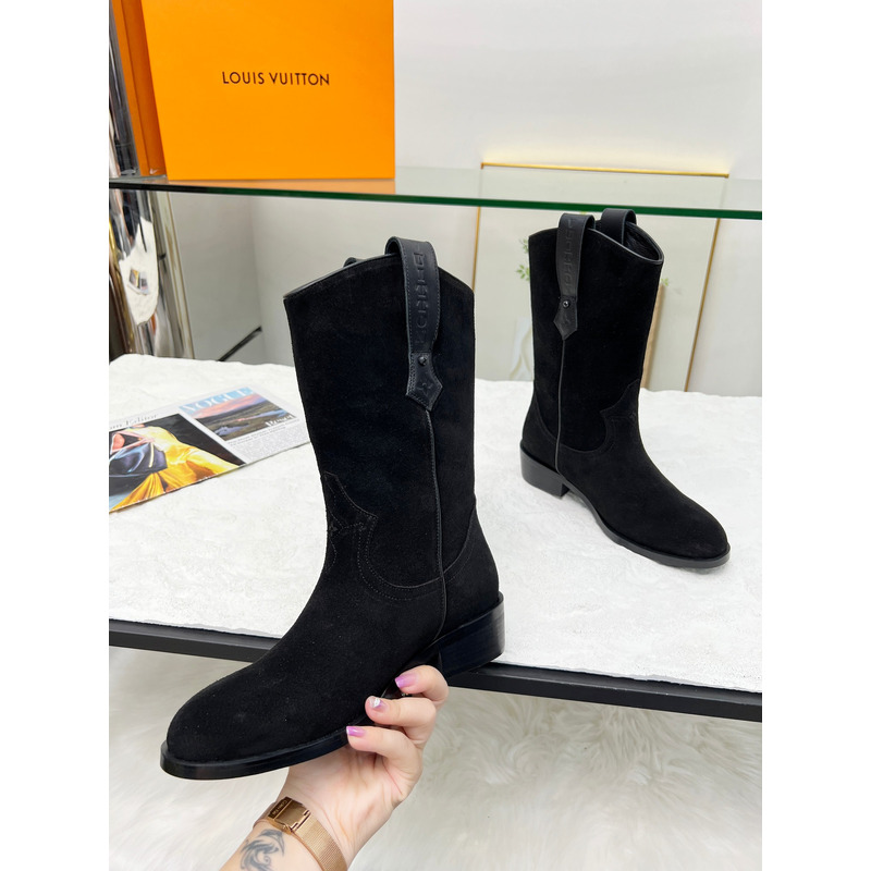 l**is V*t*n suede boots black