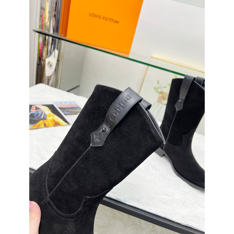 l**is V*t*n suede boots black