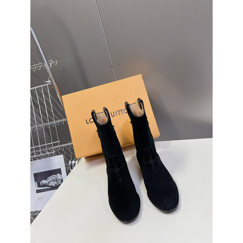 l**is V*t*n suede ankle boots black