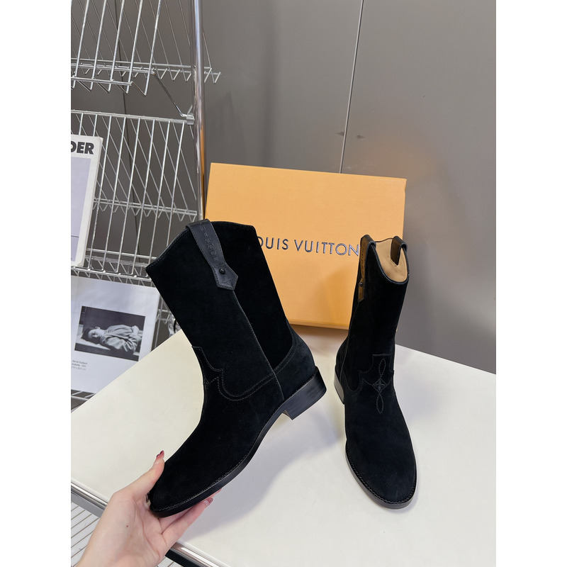 l**is V*t*n suede ankle boots black