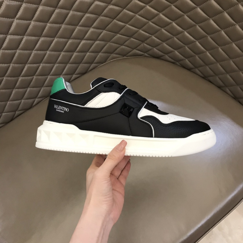 Valentino Freedots Low Top Sneaker Calfsin In Black