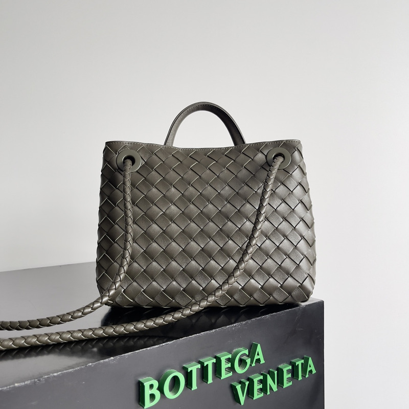 Bo*te*ga ve*ne*ta andiamo small leather tote khaki