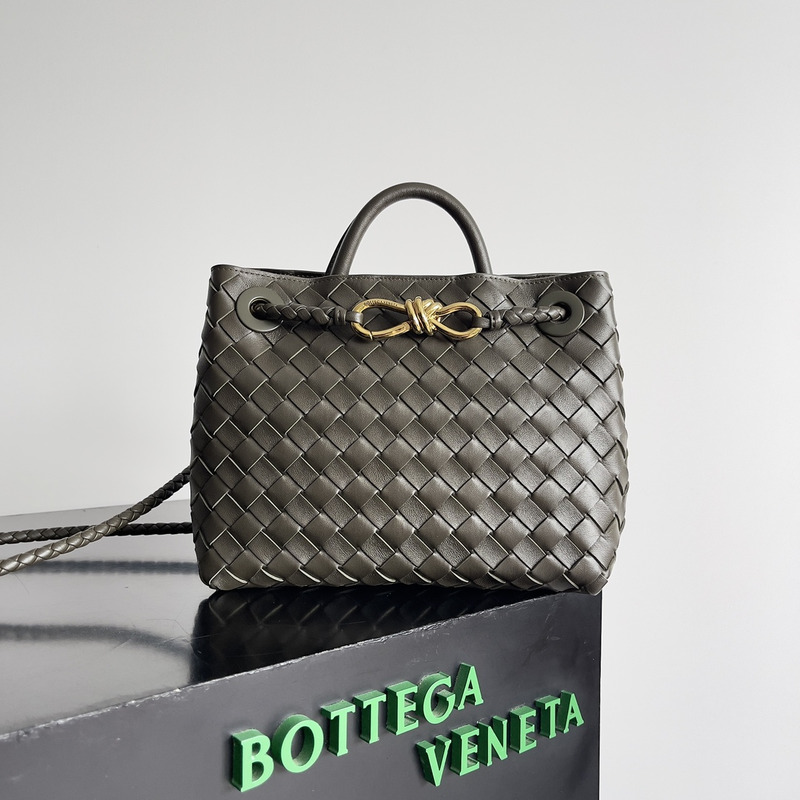 Bo*te*ga ve*ne*ta andiamo small leather tote khaki