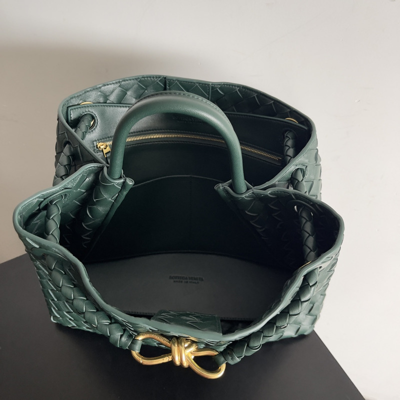 Bo*te*ga ve*ne*ta andiamo medium leather tote green