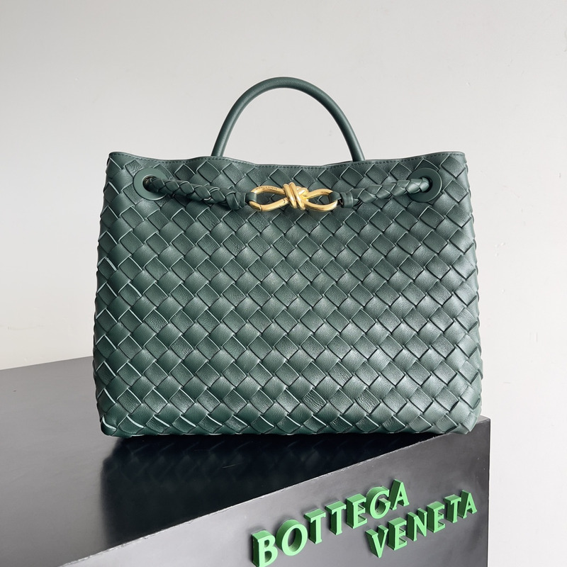 Bo*te*ga ve*ne*ta andiamo medium leather tote green