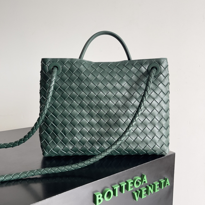 Bo*te*ga ve*ne*ta andiamo medium leather tote green