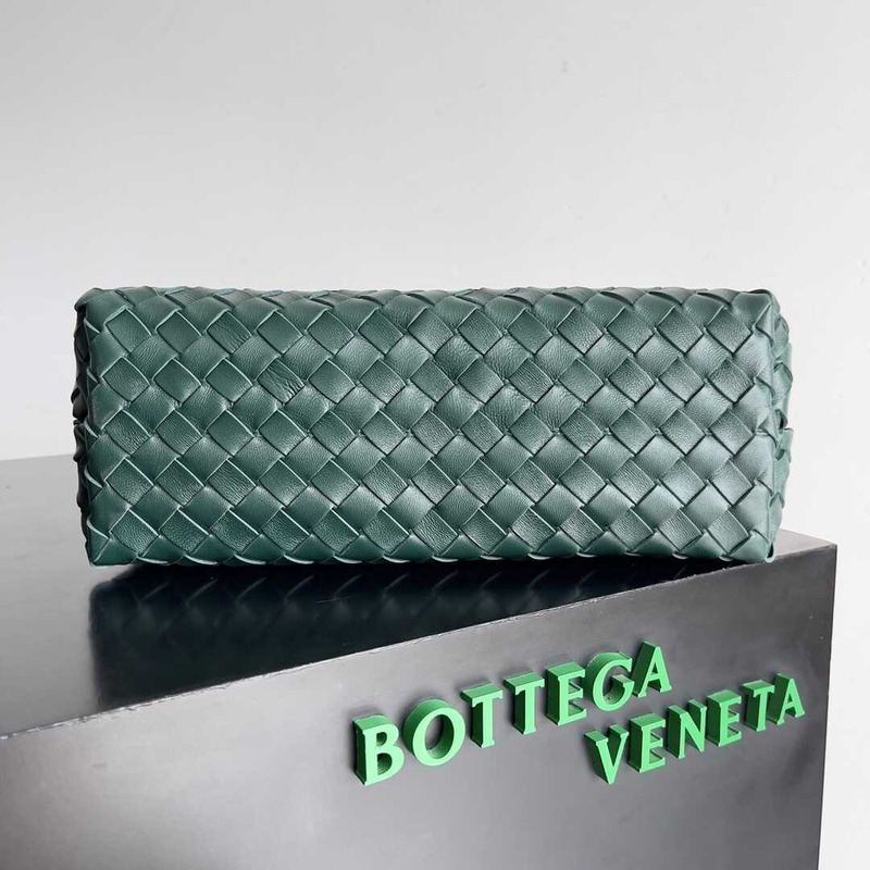 Bo*te*ga ve*ne*ta andiamo intrecciato leather tote green