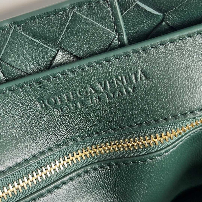 Bo*te*ga ve*ne*ta andiamo intrecciato leather tote green