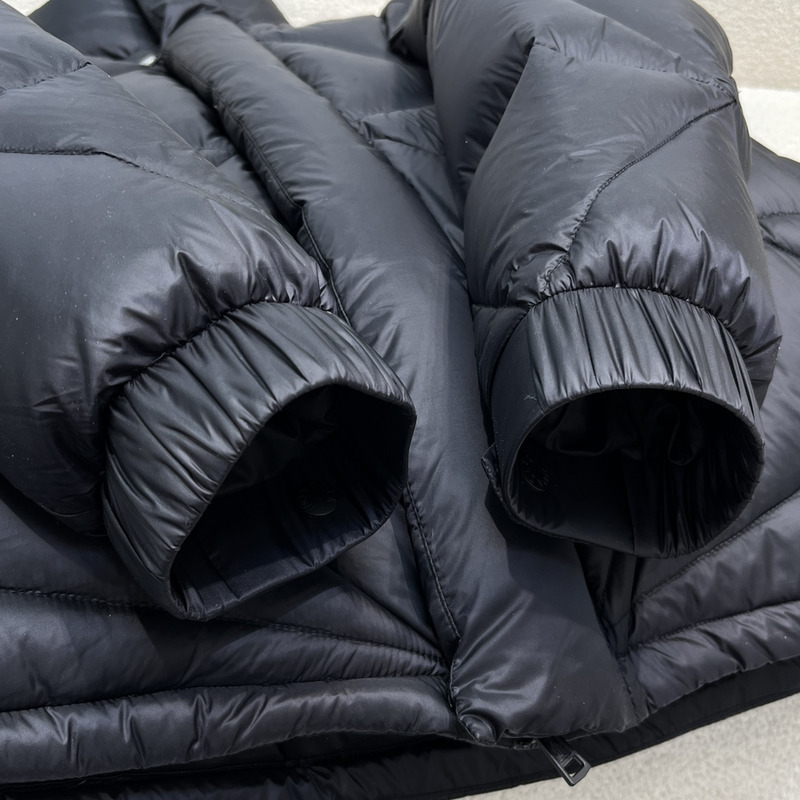 Moncler Arvouin Short Down Jacket in Black