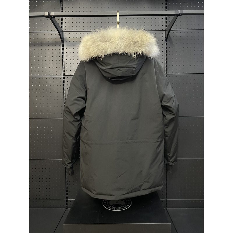 Can*a Go*e expedition parka black