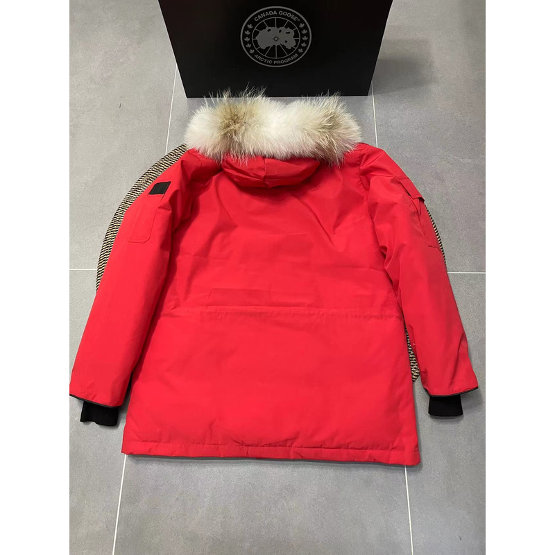 Can*a Go*e expedition parka red