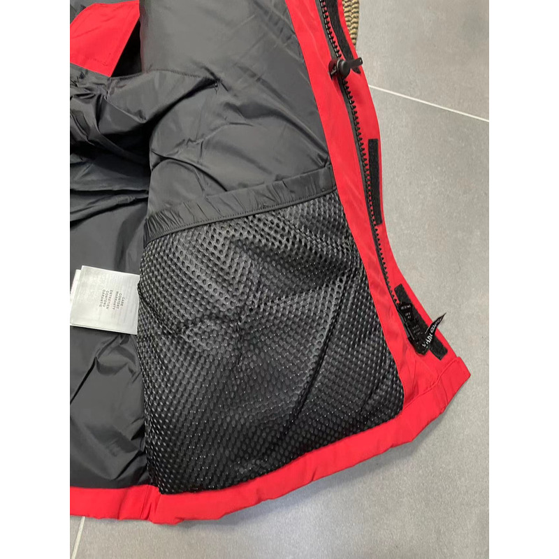 Can*a Go*e expedition parka red