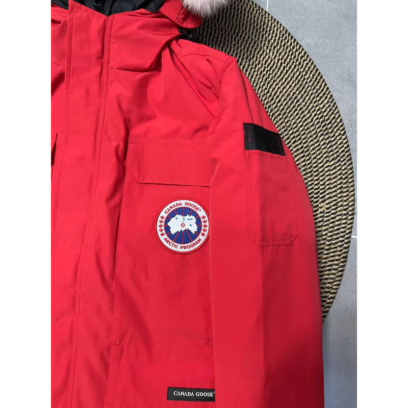 Can*a Go*e expedition parka red