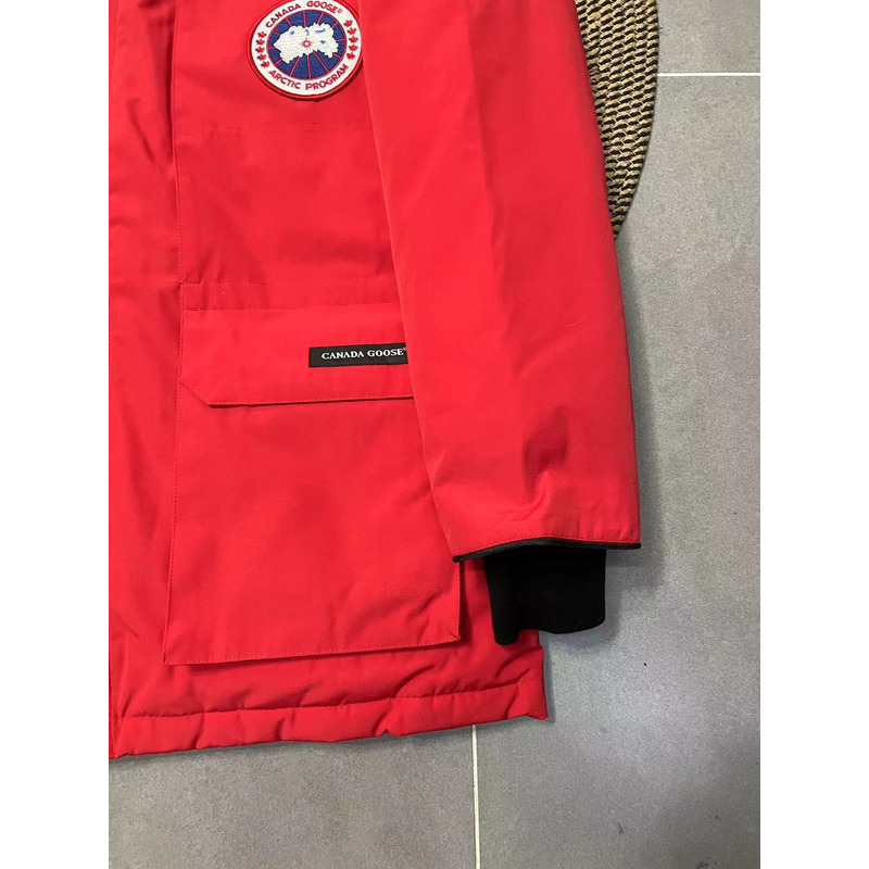 Can*a Go*e expedition parka red