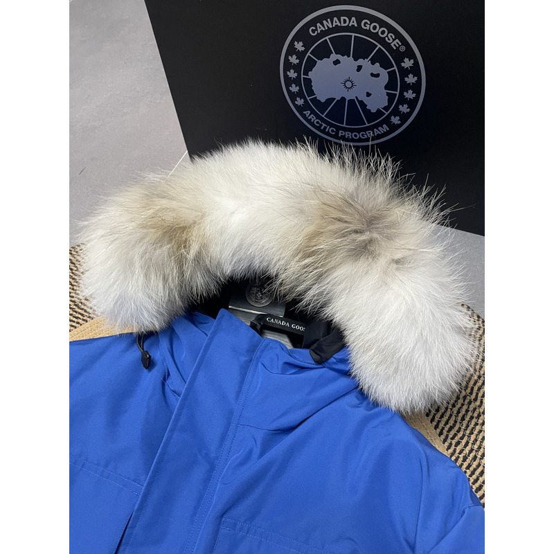 Can*a Go*e expedition parka blue