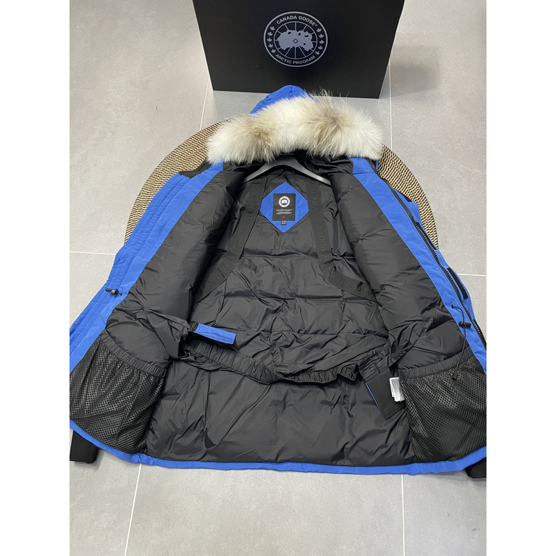 Can*a Go*e expedition parka blue