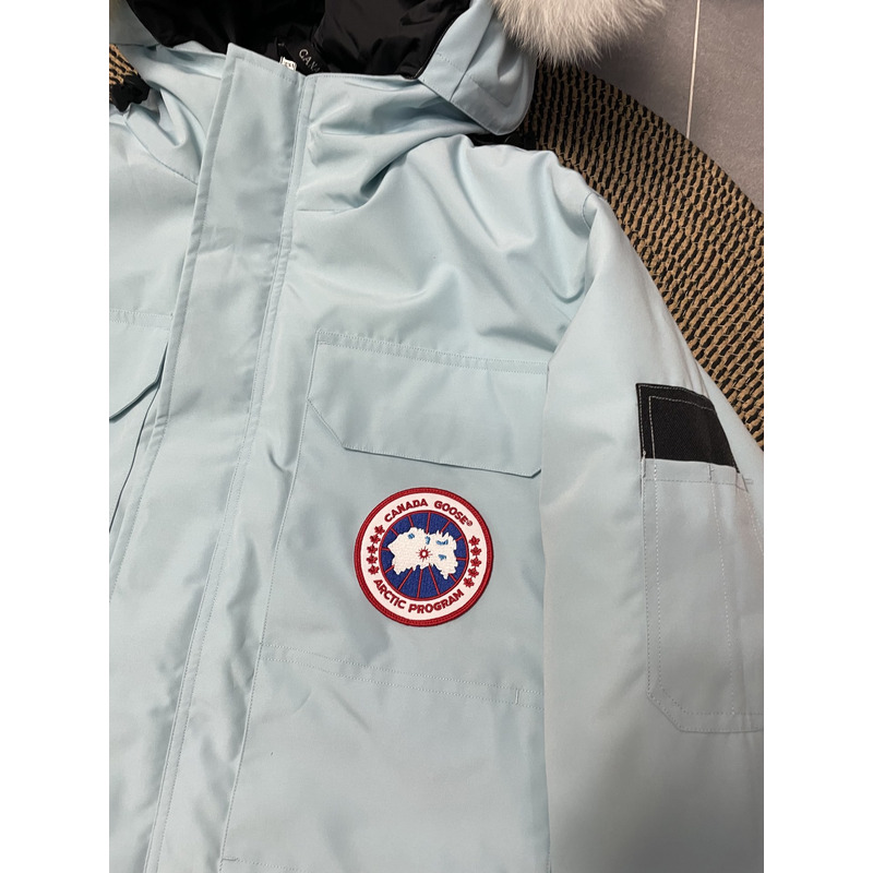 Can*a Go*e expedition parka light blue