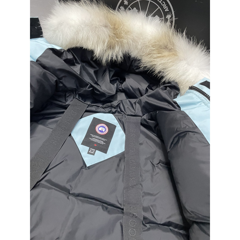 Can*a Go*e expedition parka light blue