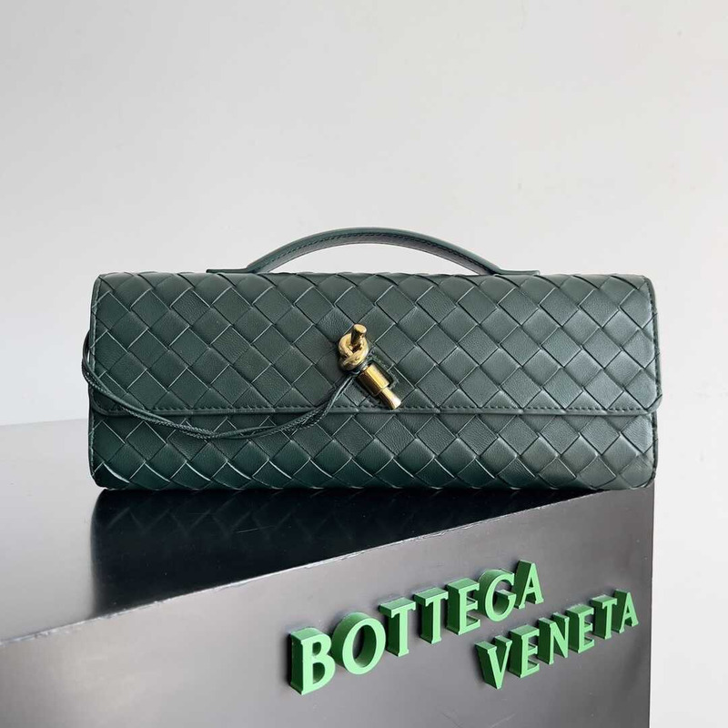 Bo*te*ga ve*ne*ta long andiamo clutch in green