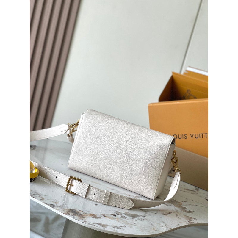 l**is V*t*n soft twist bag in white