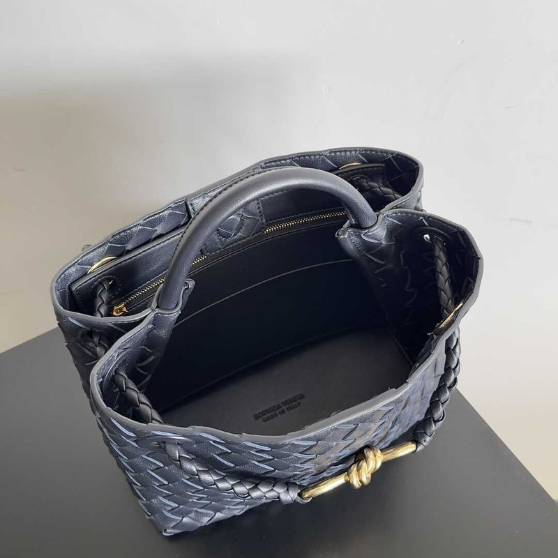 Bo*te*ga ve*ne*ta small andiamo dark blue bag