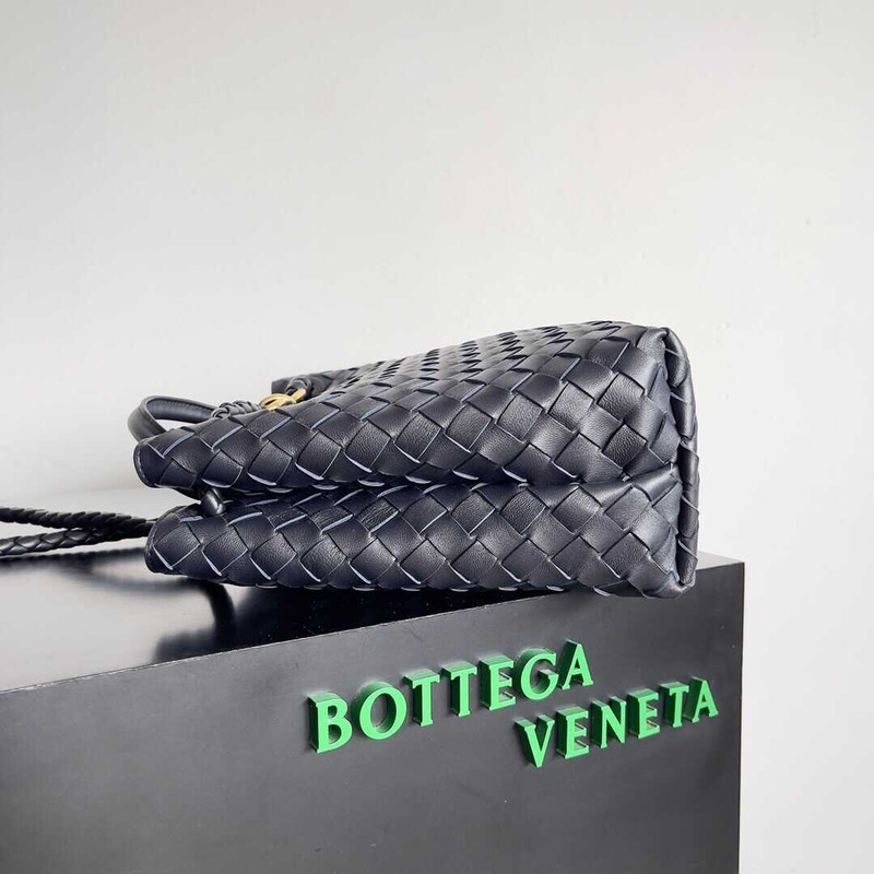 Bo*te*ga ve*ne*ta mediumandiamo dark blue bag