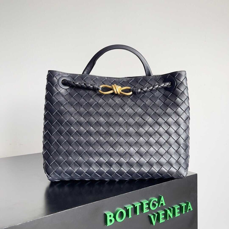 Bo*te*ga ve*ne*ta mediumandiamo dark blue bag