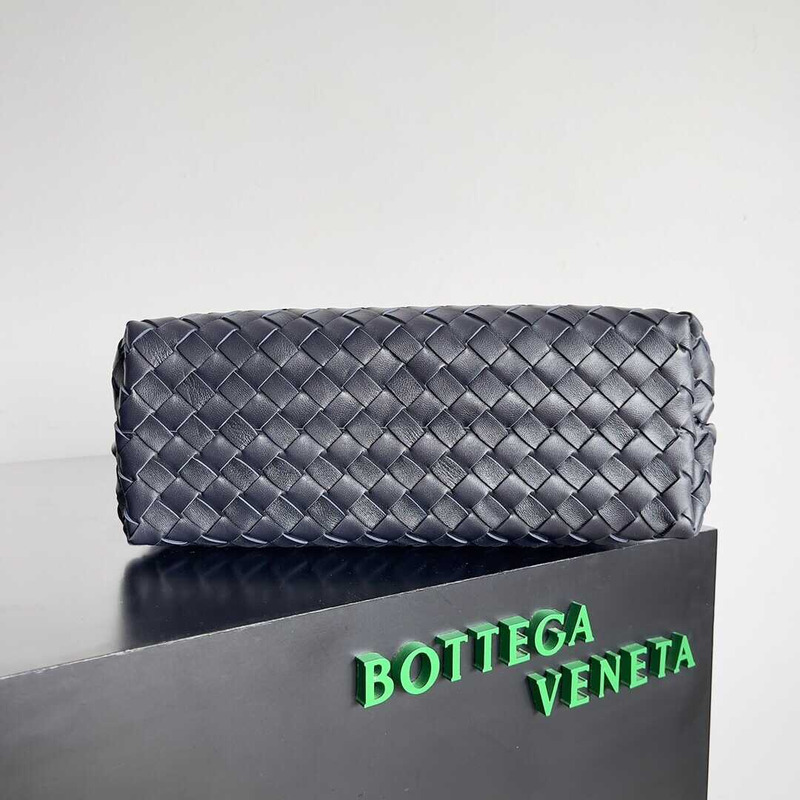 Bo*te*ga ve*ne*ta mediumandiamo dark blue bag