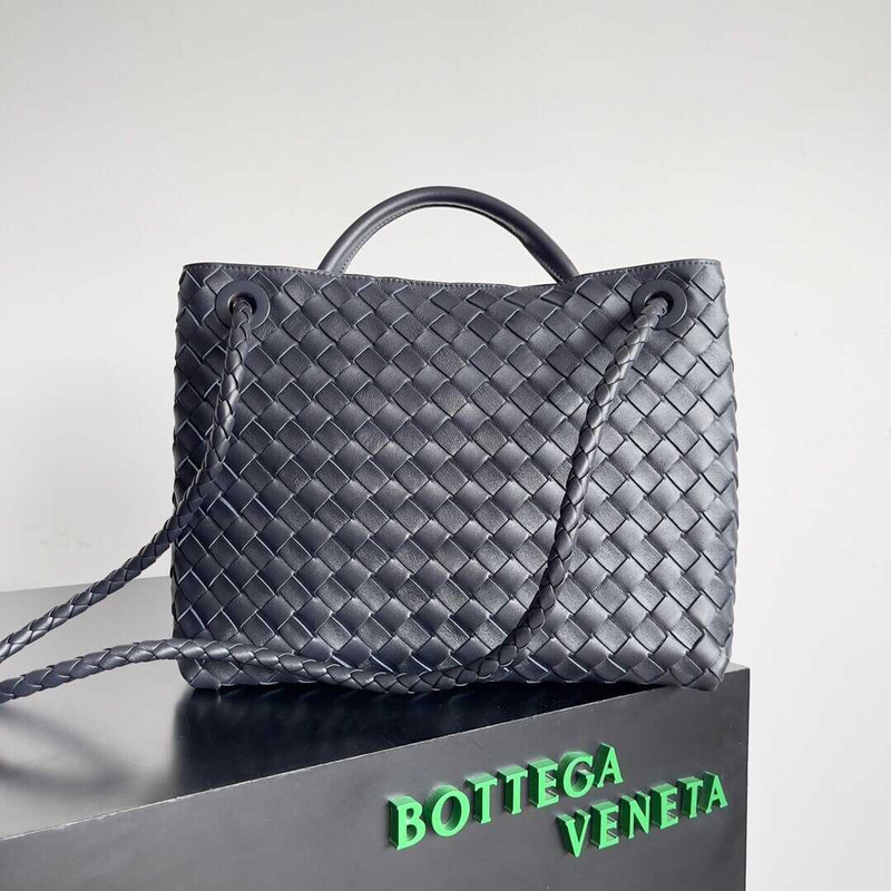 Bo*te*ga ve*ne*ta mediumandiamo dark blue bag