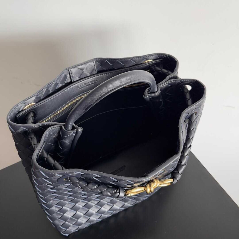 Bo*te*ga ve*ne*ta mediumandiamo dark blue bag