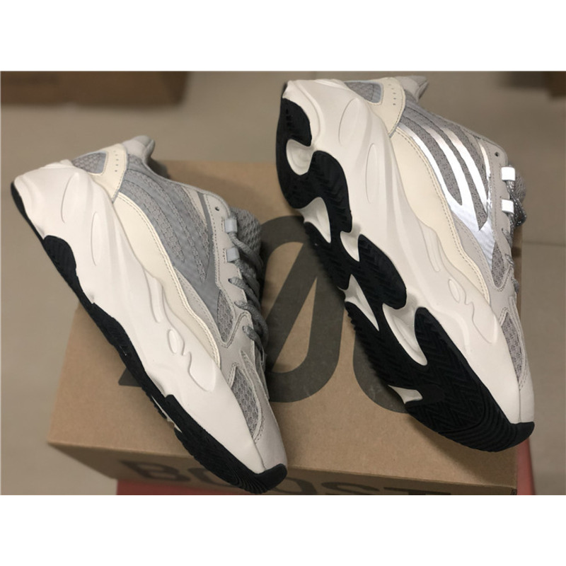 Ad*s yeezy 700 v2 sneakers men women