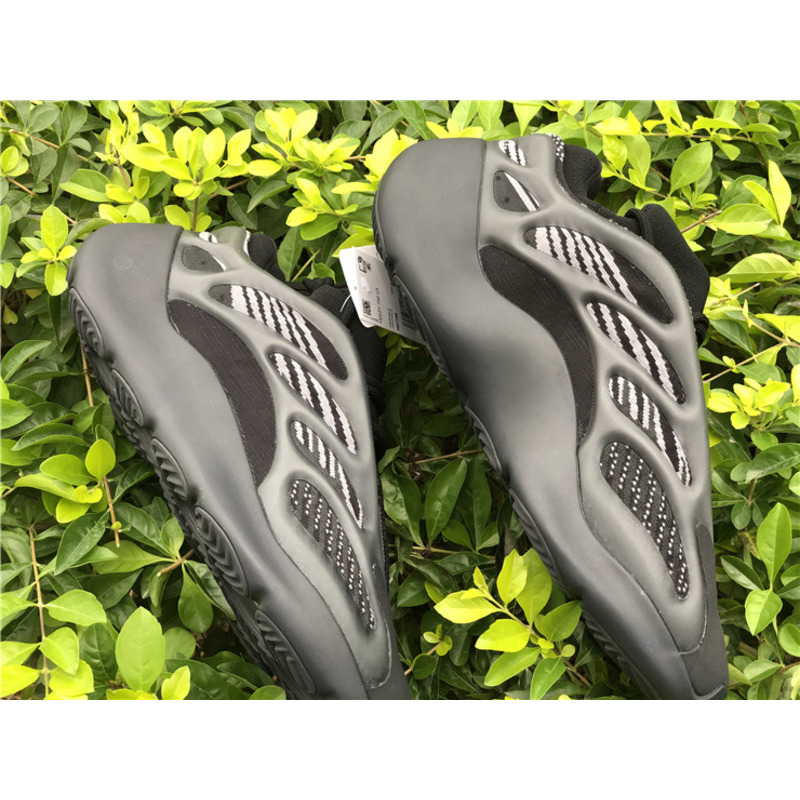 Ad*s yeezy 700 v3 dark warrior h67799 sneakers men women