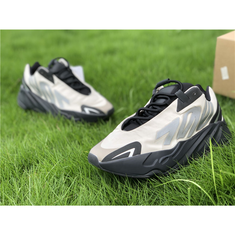 Ad*s yeezy boost 700 mnvn bone fy3729 sneakers men women