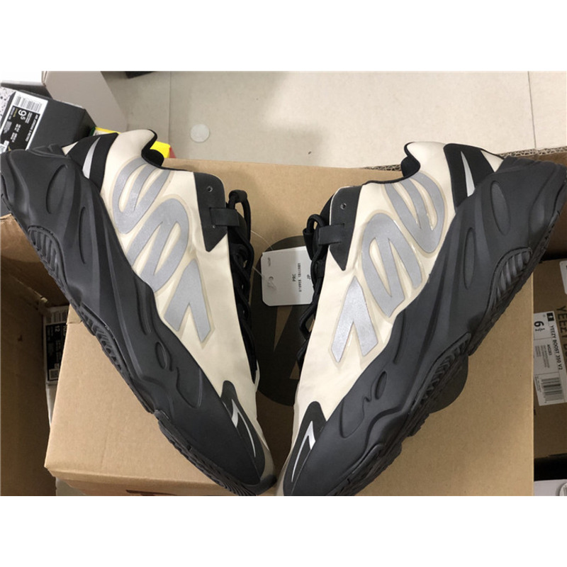 Ad*s yeezy boost 700 mnvn bone fy3729 sneakers men women