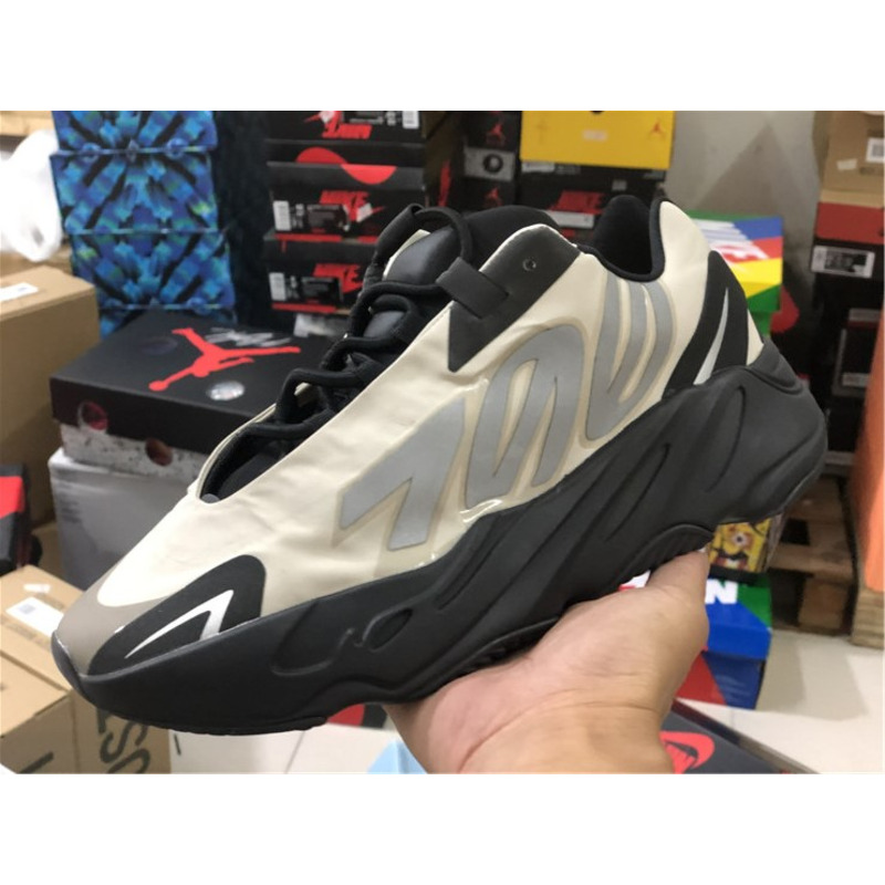 Ad*s yeezy boost 700 mnvn bone fy3729 sneakers men women