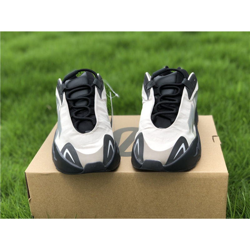 Ad*s yeezy boost 700 mnvn bone fy3729 sneakers men women